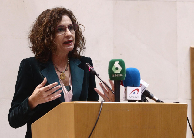La ministra de Hacienda y portavoz del Gobierno, María Jesús Montero, interviene en el acto de constitución del Comité de Personas Expertas para la Reforma Fiscal, a 12 de abril de 2021, en Madrid (España)