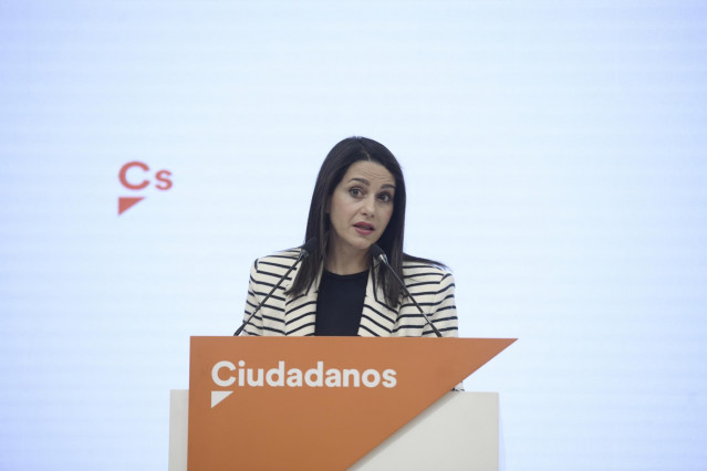 La presidenta de Ciudadanos, Inés Arrimadas, durante una rueda de prensa posterior a una reunión del Comité Permanente en la sede del partido.