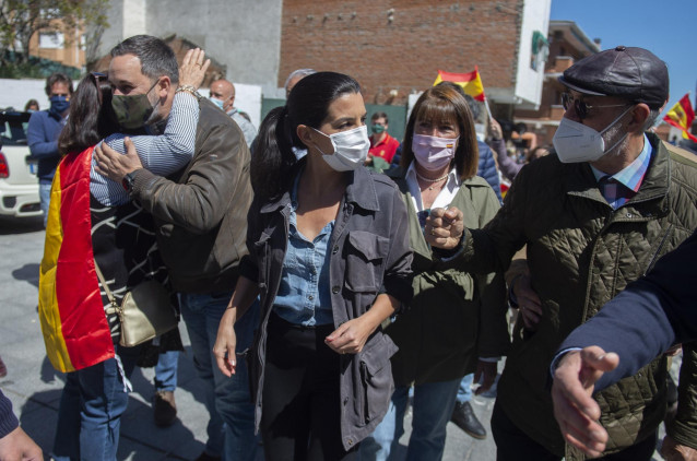 El presidente de Vox, Santiago Abascal, y la candidata de la formación a la Presidencia de la Comunidad de Madrid, Rocío Monasterio, acuden a un acto del partido, a 12 de abril de 2021, en Guadalix de la Sierra.