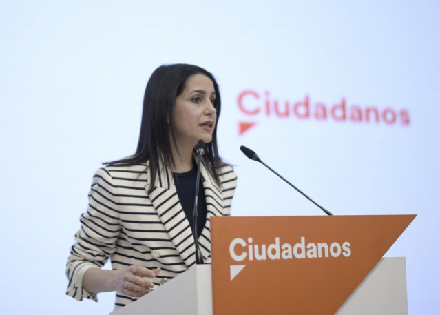 La presidenta de Ciudadanos, Inés Arrimadas, durante una rueda de prensa posterior a una reunión del Comité Permanente en la sede del partido.