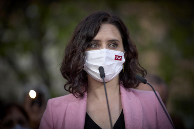 La presidenta de la Comunidad de Madrid y candidata a la reelección, Isabel Díaz Ayuso, visita una carpa del Partido Popular, a 12 de abril de 2021, en Parla, Madrid (España). Ayuso ha visitado este municipio como parte de su precampaña por las elecciones