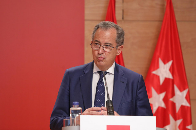 El consejero de Educación en la Comunidad de Madrid y portavoz regional, Enrique Ossorio, interviene durante una rueda de prensa tras la reunión del Consejo de Gobierno, en la Real Casa de Correos, Madrid (España), a 17 de marzo de 2021.