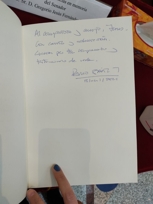 El presidente del Gobierno, Pedro Sánchez, firma en el libro de condolencias del senador recientemente fallecido, Jesús Fernández Vaquero.
