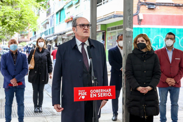 El candidato del PSOE a la Presidencia de la Comunidad de Madrid, Ángel Gabilondo, interviene en una rueda de prensa durante una visita programada por Coslada, a 13 de abril de 2021, en Coslada, Madrid, (España). Esta es una de las visitas a municipios de