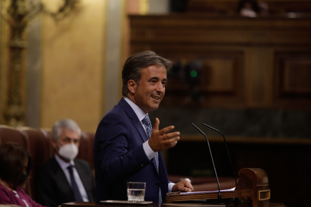 Archivo - El diputado del PP Diego Movellán interviene en una sesión plenaria en el Congreso