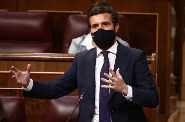 El líder del PP, Pablo Casado, interviene en una sesión de control al Gobierno, a 14 de abril de 2021, en el Congreso de los Diputados, Madrid, (España).