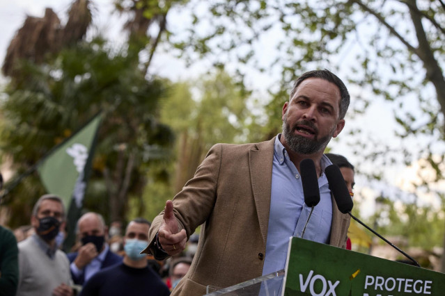 El presidente de Vox, Santiago Abascal, durante un acto del partido en el Parque del Templo de Debod, a 14 de abril de 2021, en Madrid (España).