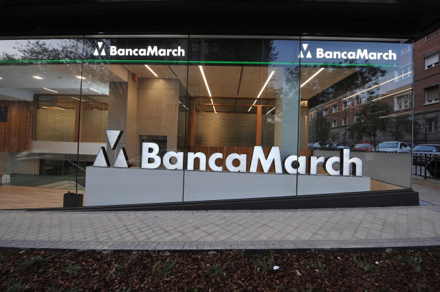 Archivo - Oficina y logo de Banca March.
