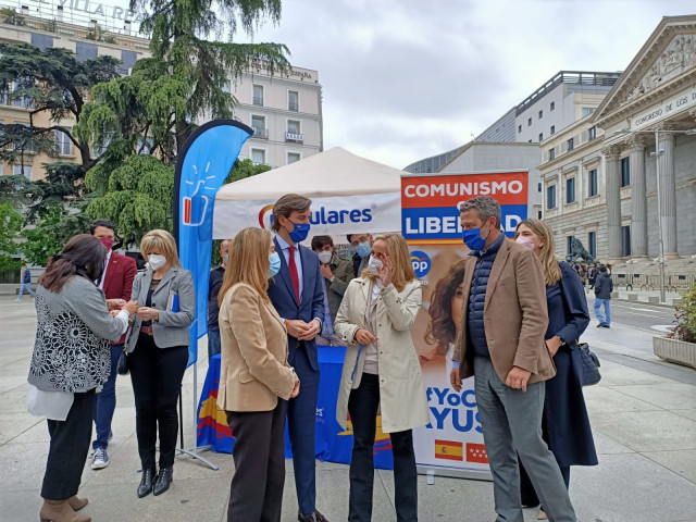 El vicesecretario de Comunicación del PP, Pablo Montesinos, y la secretaria general del PP de Madrid, Ana Camíns, junto a varios diputados del PP en una mesa informativa del distrito centro ante las elecciones del 4M. En Madrid, 15 de abril de 2021.