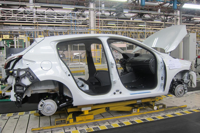 Archivo - Cadena de montaje en una factoría de Renault