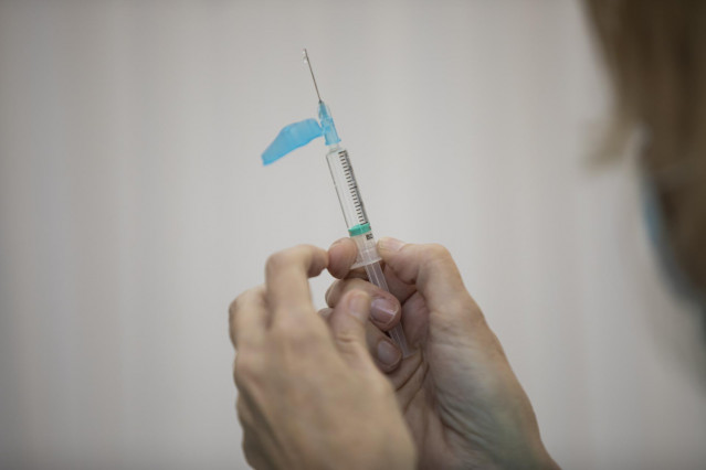 Una sanitaria sostiene una dosis de la vacuna de Pfizer contra el coronavirus