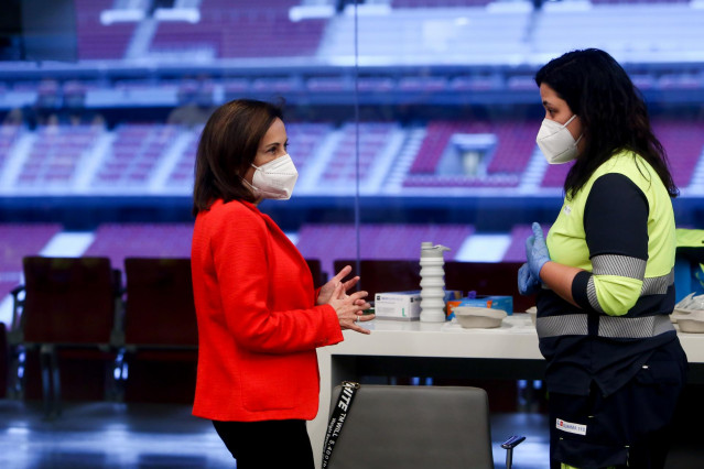 La ministra de Defensa, Margarita Robles, acude a vacunarse contra el coronavirus al Wanda Metropolitano