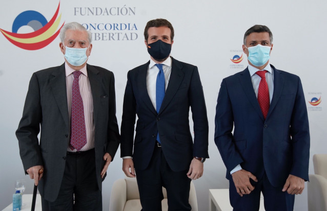 El líder del PP, Pablo Casado, junto al Premio Nobel de Literatura, Mario Vargas Llosa, y el disidente venezolano Leopoldo López. En Madrid, a 16 de abril de 2021.