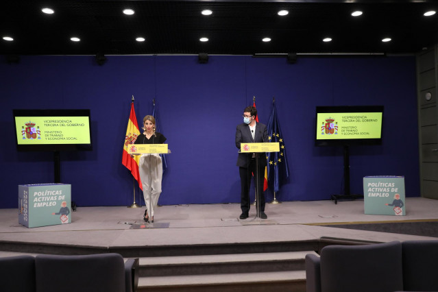 La vicepresidenta tercera del Gobierno y ministra de Trabajo y Economía Social, Yolanda Díaz, junto al secretario de Estado de Empleo, Joaquín Pérez Rey, comparecen en el Ministerio de Trabajo y Economía Social, a 16 de abril de 2021, en Madrid (España).