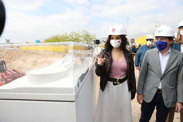 Ayuso y Almeida visitan las obras del puente de Valdebebas