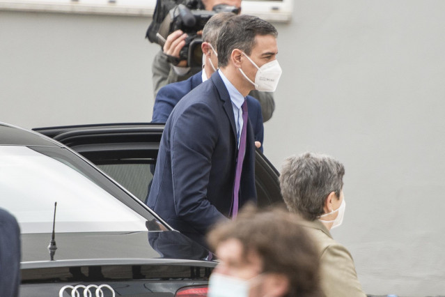 El presidente del Gobierno, Pedro Sánchez, a su llegada a una visita a las instalaciones de la farmacéutica Hipra, a 16 de abril de 2021, en Amer, Girona, Catalunya (España)