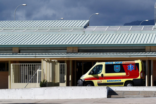 Archivo - Una ambulancia espera fuera en la entrada de acceso de la cárcel de Soto del Real (Madrid)