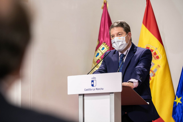 El presidente de Castilla-La Mancha, Emiliano García-Page, durante la firma de un convenio con Espirituosos de España