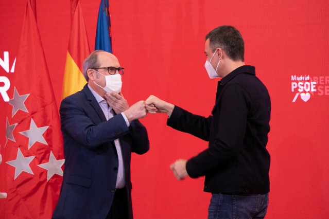 El presidente del Gobierno, Pedro Sánchez, y el candidato del PSOE a la Presidencia de la Comunidad de Madrid, Ángel Gabilondo, durante un acto de campaña en la sede del partido en Ferraz.