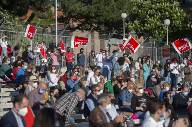 Varias personas acuden a un acto del PSOE de Madrid en el distrito de Hortaleza, a 17 de abril de 2021, en Madrid (España). Este domingo 18 de abril comenzará de forma oficial la campaña electoral en la Comunidad de Madrid.