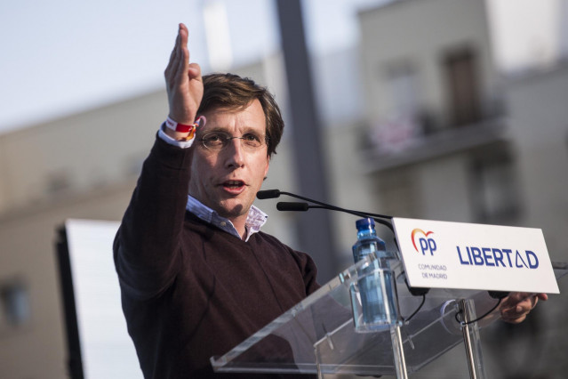 El alcalde de Madrid, José Luis Martínez Almeida, en el acto de pegada de carteles del PP de cara a las elecciones madrileñas, a 17 de abril de 2021, en Madrid (España).