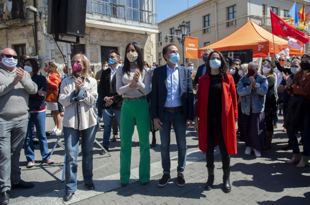 La alcaldesa de El Molar, Yolanda Sanz; la vicealcaldesa de Madrid, Begoña Villacís; el candidato de Ciudadanos a la Presidencia de la Comunidad de Madrid, Edmundo Bal, y la presidenta del partido, Inés Arrimadas, en un mitin en El Molar (Madrid).