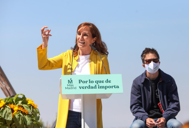 La candidata de Más Madrid a la Presidencia de la Comunidad de Madrid, Mónica García (i), y el líder de Más País, Íñigo Errejón (d), durante el acto de inicio de campaña del partido