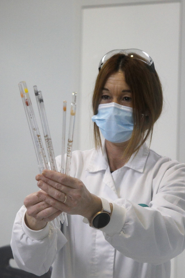 Una trabajadora de la fábrica de Reig Jofre en el laboratorio, en Barcelona