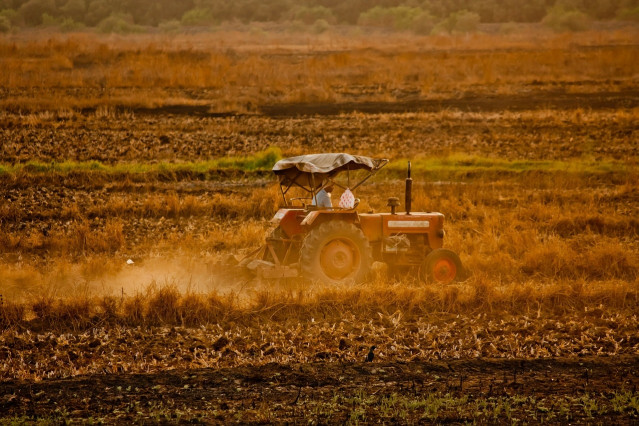 Tractor trabajando en el campo