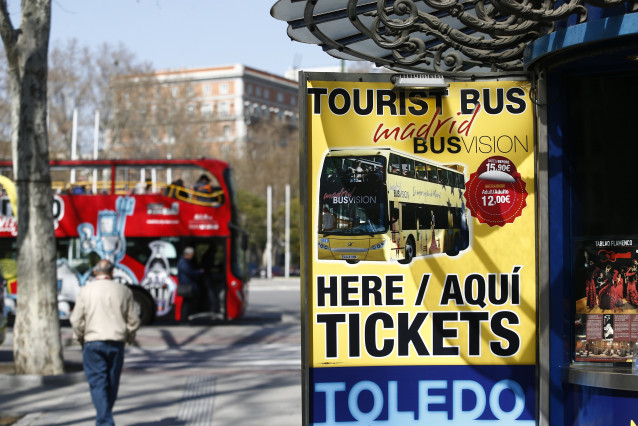 Archivo - Imagen de recurso de un bus turístico en Madrid
