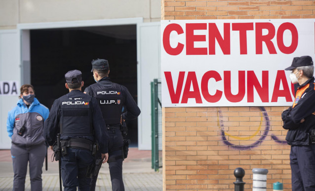 Archivo - Policías nacionales acceden al centro de vacunación habilitado en Sevilla
