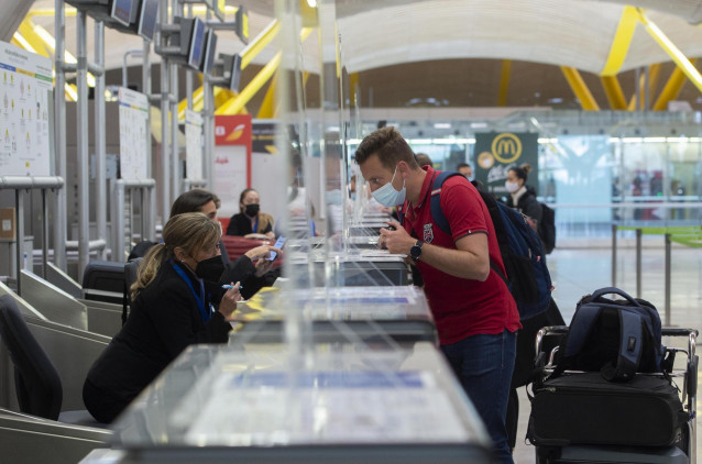 Un pasajero factura su maleta en la T4 del Aeropuerto Adolfo Suárez Madrid-Barajas, en Madrid (España).