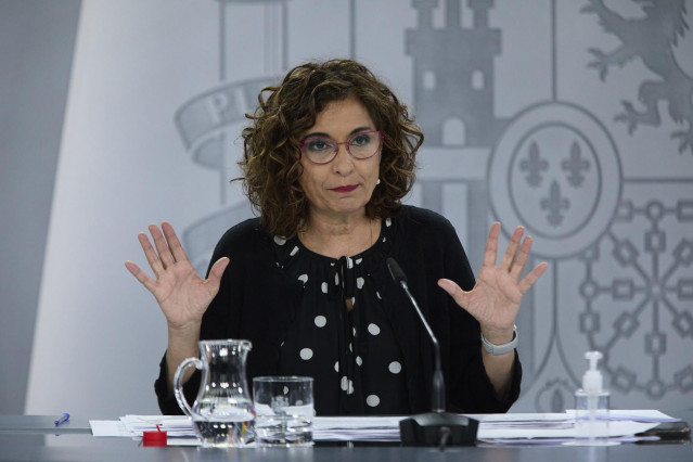 La ministra portavoz y ministra de Hacienda, María Jesús Montero, durante una rueda de prensa, a 20 de abril de 2021, en el Palacio de la Moncloa, Madrid, (España)