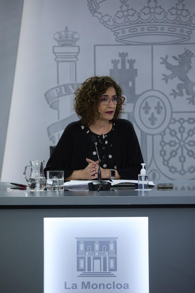 La ministra portavoz y ministra de Hacienda, María Jesús Montero, durante una rueda de prensa, a 20 de abril de 2021, en el Palacio de la Moncloa, Madrid, (España).