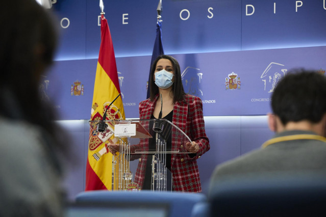 La líder de Cs, Inés Arrimadas, interviene en una rueda de prensa anterior a una Junta de Portavoces, a 20 de abril de 2021, en el Congreso de los Diputados, Madrid, (España).