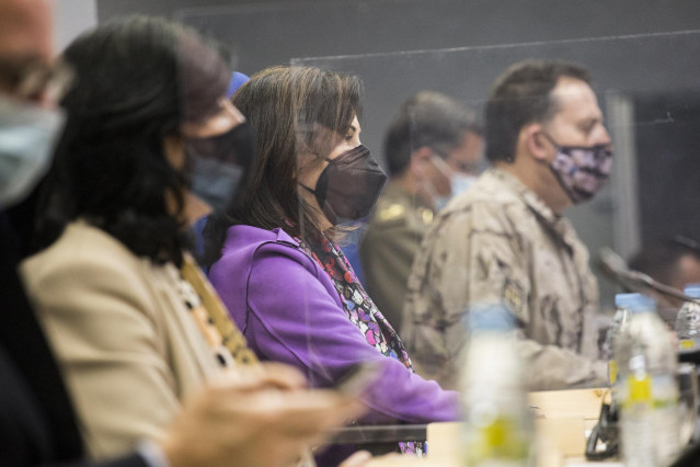 La ministra de Defensa, Margarita Robles durante una reunión por videoconferencia con los comandantes de los mandos componentes de la operación “Misión Baluarte” desde el Centro de Operaciones Conjuntas del Mando de Operaciones de Retamares