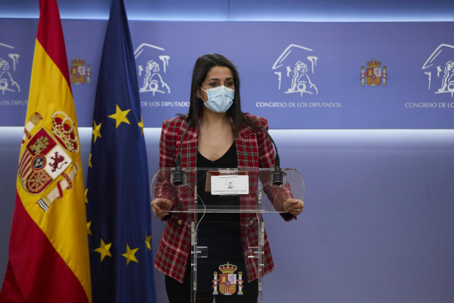 La presidenta de Ciudadanos, Inés Arrimadas, en una rueda de prensa en el Congreso de los Diputados.