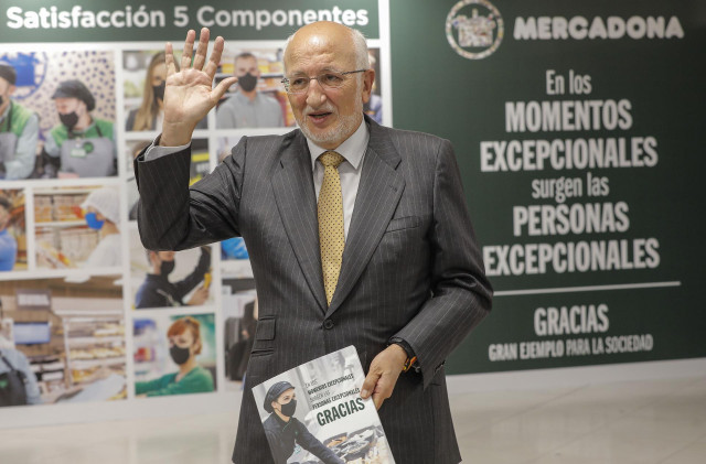 El presidente de Mercadona, Juan Roig, saluda durante una rueda de prensa, a 20 de abril de 2021, en el Polígono Industrial Fuente del Jarro, Paterna, Valencia, Comunidad Valenciana, (España).