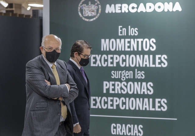 El presidente de Mercadona, Juan Roig (i), a su llegada a una rueda de prensa, a 20 de abril de 2021, en el Polígono Industrial Fuente del Jarro, Paterna, Valencia, Comunidad Valenciana, (España).