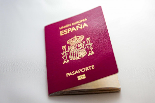 Archivo - Un pasaporte español sobre una mesa.