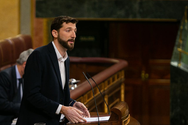 Omar Anguita, diputado del PSOE, defiende la proposición no de Ley sobre un Plan de medidas y acciones políticas del Gobierno para combatir la situación de precariedad de la juventud