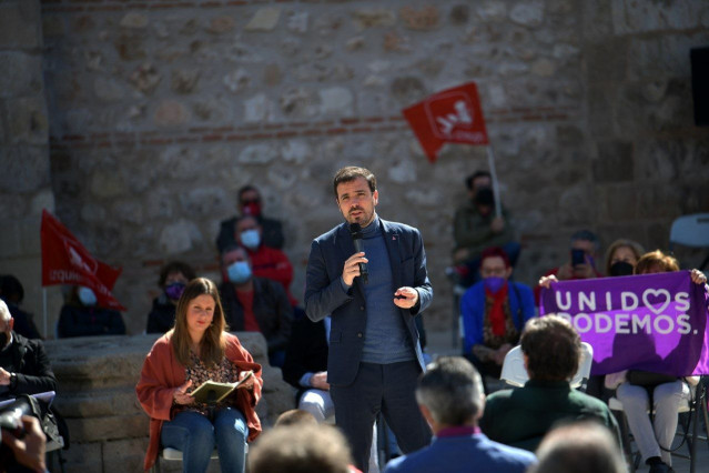 Imagen del ministro de Consumo y coordinador federal de IU, Alberto Garzón, durante un acto electoral de Unidas Podemos para las elecciones del 4M