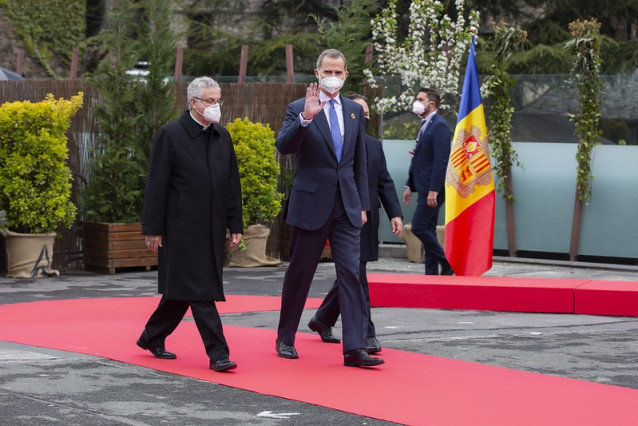 El Rey Felipe VI, el jefe de Gobierno de Andorra, Xavier Espot y el copríncipe episcopal de Andorra, Joan-Enric Vives, en la XXVII Cumbre Iberoamericana de Jefes de Estado y de Gobierno