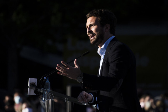 El presidente de PP, Pablo Casado, en el acto de pegada de carteles del PP de cara a las elecciones madrileñas, a 17 de abril de 2021, en Madrid (España).