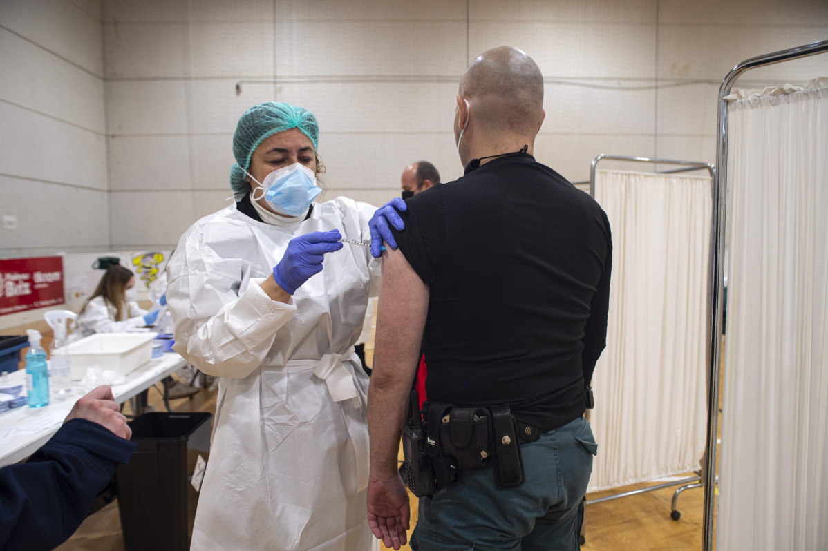 Archivo - Una trabajadora sanitaria suministra la vacuna contra el Covid-19 a un agente de la Guardia Civil en un pabellón deportivo de Cartagena (Murcia).