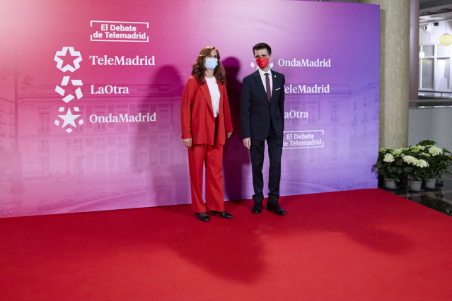 La candidata de Más Madrid a la Presidencia de la Comunidad de Madrid, Mónica García, y el director de Telemadrid, José Pablo López