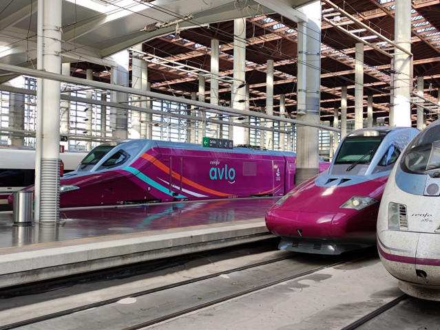 Trenes Avlo estacionados en la estación de Madrid-Puerta de Atocha