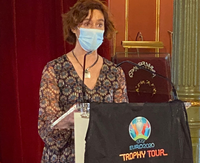 La alcaldesa en funciones de Bilbao, Amaia Arregi, con la camiseta remitida                         La alcaldesa en funciones de Bilbao, Amaia Arregi, con la camiseta enviada para utilizar en el 'Trophy Tour',  el 4 de mayo