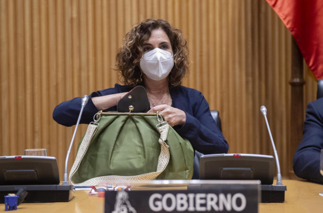 La ministra de Hacienda, María Jesús Montero comparece en la Comisión de Hacienda en el Congreso de los Diputados, a 22 de abril de 2021, en Madrid (España).