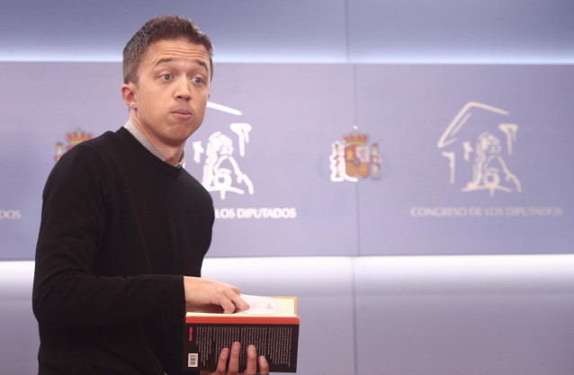 El líder de Más País, Íñigo Errejón, tras intervenir en una rueda de prensa anterior a una Junta de Portavoces, a 20 de abril de 2021, en el Congreso de los Diputados, Madrid, (España).